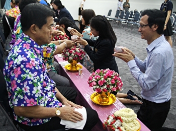 ผู้บริหาร
และบุคลากรบัณฑิตวิทยาลัยเข้าร่วมรดน้ำขอพรนายกสภามหาวิทยาลัยราชภัฏสวนสุนันทา