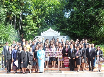 Faculties and students of the
Development Administration Program Paid
Homage to Her Majesty Queen Sunanda
Kumariratana at her statue and visited
the Building of Arts and Culture Office