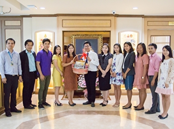 คณบดีบัณฑิตวิทยาลัยมอบกระเช้าแสดงความยินดีแด่ท่านอธิการบดี