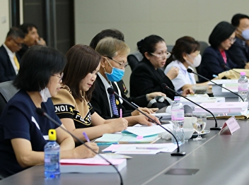 Graduate School held a meeting to
discuss a thesis and presentation of
abstracts for doctoral students.