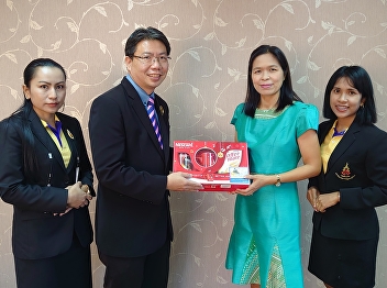 คณบดีบัณฑิตวิทยาลัยรับมอบของขวัญปีใหม่จากโรงเรียนสาธิตมหาวิทยาลัยราชภัฏสวนสุนันทา