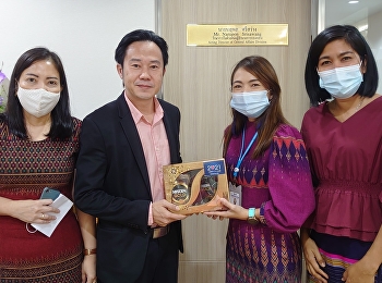 บัณฑิตวิทยาลัยเป็นตัวแทนหน่วยงานเข้ามอบของขวัญปีใหม่แก่
ผู้อำนวยการกอง และหัวหน้าฝ่ายต่างๆ
ภายในมหาวิทยาลัย