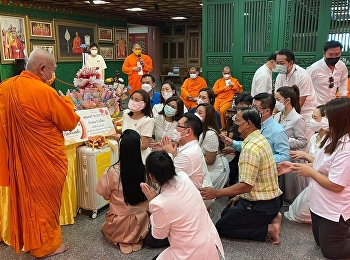 Offering a robe at Boromracha
Kanchanapisek Anusorn Temple (Leng Nei
Yi 2)