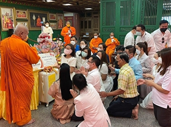 Offering a robe at Boromracha
Kanchanapisek Anusorn Temple (Leng Nei
Yi 2)