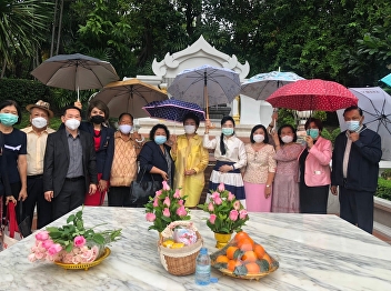 Faculty member of the Department of
Development Administration pay homage to
Her Majesty Queen Sunandha Kumariratana
Phra Borommaratchathewi