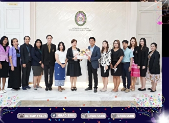 Giving baskets and greetings to
Associate Professor Dr. Ruedej
Kerdwichai, Council President of Suan
Sunandha Rajabhat University.