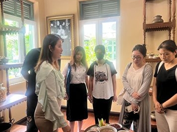 Chinese students, Ph.D.- Master's degree
in Educational Administration Visit the
Sai Sutthanpadon Building Museum