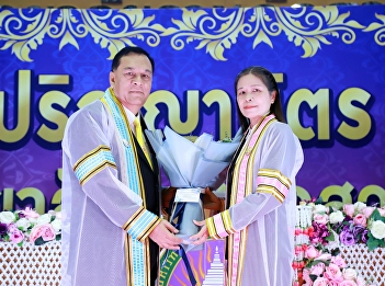 The grand graduation ceremony and the
presentation of academic robes to the
distinguished person, Mr. Wichai Khao
Kham