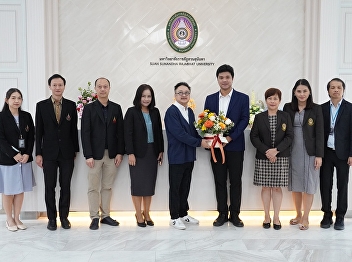 Giving flowers to congratulate Dr. Wira
Wirasophon