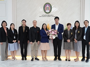 Giving flowers to congratulate Assistant
Professor Dr. Kamonwan Yuwattana