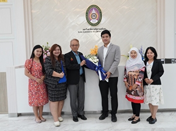 Professor Suwat Nuankhao, Director of
Ranong Provincial Education Center,
presented a bouquet of flowers to
congratulate Assistant Professor Dr.
Wanjak Noichan.