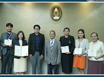 Assistant Professor Dr. Sasiporn
Phongpleunphit received an award for
being a benefactor to the university.