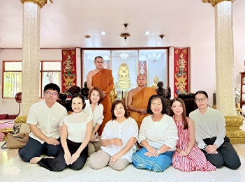 Representatives of the faculty and
students of the Department of
Linguistics joined together to make
merit by offering food to 5 monks.