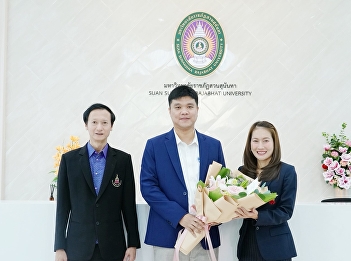 Assistant Professor Dr. Wanjak Noichan,
Dean of the Graduate School,
congratulates Assistant Professor Dr.
Duangporn Saengthong.