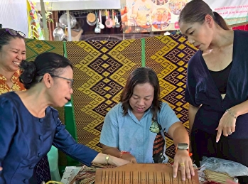 ดร.ณัฐริกานต์ แก้วโกลฐาฏ์
ในนามหัวหน้าโครงการรักษ์ภูมิปัญญาเพิ่มพูนคุณค่าสู่ความภาคภูมิให้ชุมชนอย่างยั่งยืน
 พร้อมคณะทำงาน ลงพื้นที่อำเภอกุมภวาปี
จังหวัดอุดรธานี ให้บริการวิชาการ