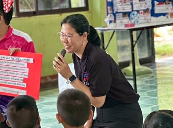 ผศ.ดร.ศศิพร พงศ์เพลินพิศ
รองคณบดีฝ่ายวิชาการ นำนักศึกษาชั้นปีที่
1 สาขาวิชาภาษาอังกฤษ คณะครุศาสตร์
มหาวิทยาลัยราชภัฏสวนสุนันทา
ลงพื้นที่ร่วมกับ กสศ. ณ
โรงเรียนวัดพระงาม (อรรถกฤษณ์ประชารัฐ)
จ.พระนครศรีอยุธยา จัดกิจกรรม
“โครงการห้องเรียนหรรษา ภาษาพาสนุก”  เ
