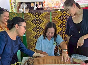 Dr. Natharikarn Kaewkolthat, as the head
of the project to preserve local wisdom
and add value to the community's
sustainable pride, along with the
working group, visited Kumphawapi
District, Udon Thani Province, to
provide academic services.